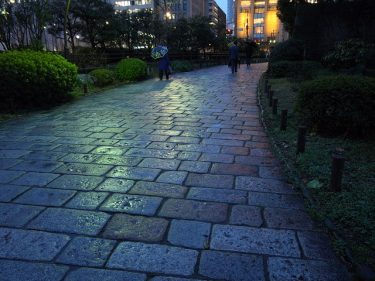 雨の石畳
