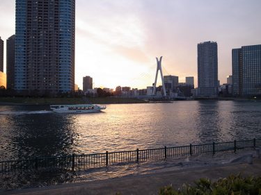川辺の夕焼け