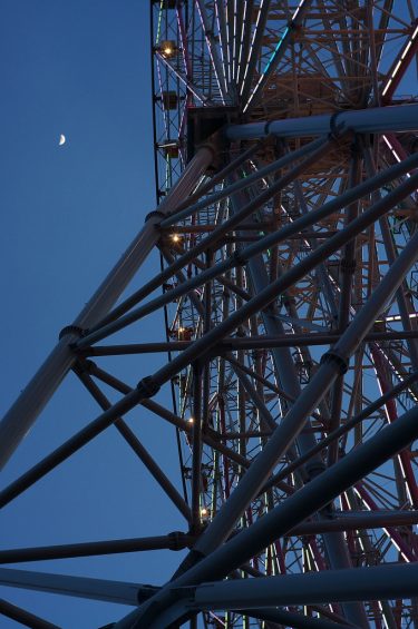 観覧車と月